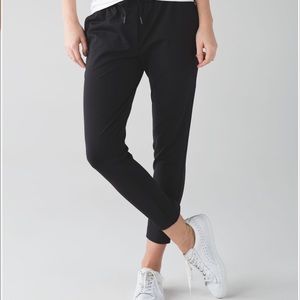 🚫 SOLD 🚫 Lululemon jet crop slim black size 2 EUC